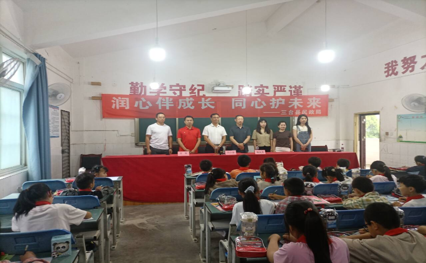 三台县各小学幼儿园： 形式多样共庆“六一” 让孩子度过欢乐的节日